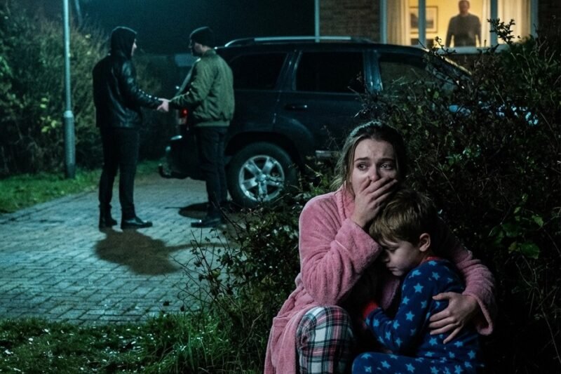 Mijn man schudde me midden in de nacht wakker. “Sta op, naar de achtertuin, nu!