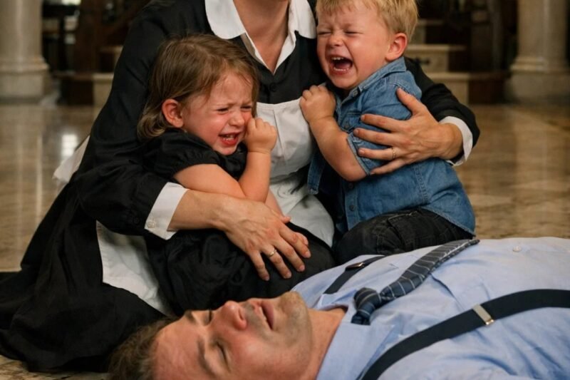 Hij deed alsof hij bewusteloos was-wat de oppas vervolgens deed, onthulde alles wat geld niet kon kopen