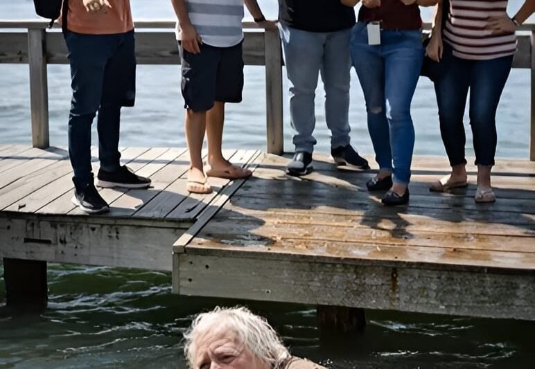 De kleinzoon duwde zijn grootmoeder het meer in, terwijl hij heel goed wist dat ze niet kon zwemmen en bang was voor water, gewoon als grap: familieleden stonden erbij te lachen, zonder zich ook maar te kunnen voorstellen wat deze vrouw zou doen zodra ze uit het water kwam 😢