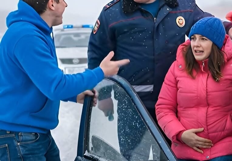 Een brutale agent nam mijn rijbewijs af toen ik mijn zwangere vrouw naar het ziekenhuis bracht. Een jaar later deed ik iets waar hij diep spijt van kreeg 🤔