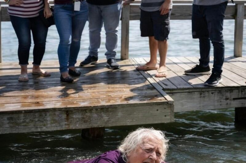 Der Enkel stieß seine Großmutter zum Spaß in den See, obwohl er genau wusste, dass sie nicht schwimmen konnte und Angst vor Wasser hatte. Die Verwandten standen in der Nähe und lachten, doch keiner von ihnen konnte sich auch nur vorstellen, was diese Frau tun würde, sobald sie aus dem Wasser stieg.