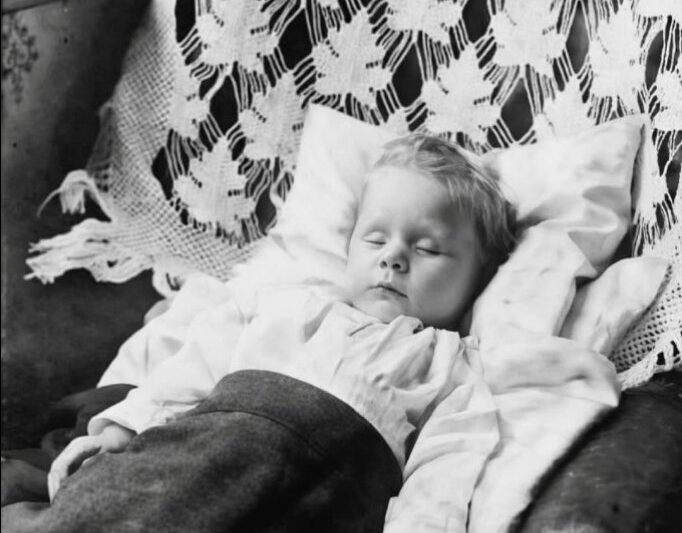 In 1868, in het hart van Birmingham, leefde een babyjongen genaamd Alfred Owens slechts tien korte maanden.