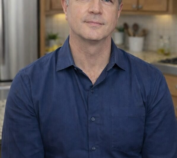 Na 30 jaar huwelijk verliet mijn man me voor een jong meisje: zes maanden later kwam hij terug, smekend om vergeving, maar ik wist vanaf het begin dat deze dag zou komen en had van tevoren een speciaal “cadeau” voor hem voorbereid.