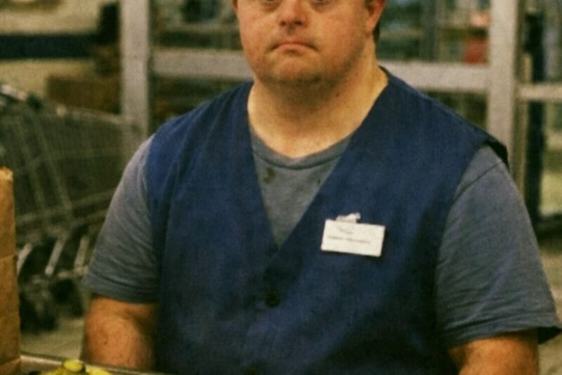 IEDEREEN IN DE SUPERMARKT VOND MATHIEU TE LANGZAAM. MAAR TOEN EEN OUDERE KLANTE, DIE ELKE DONDERDAG PRECIES OM 15.15 UUR KWAM VOOR BROOD, BANANEN EN SOEP, PLOTSELING VERDWEEN, WAS HIJ DE ENIGE DIE BEGREEP DAT DIT GEEN TOEVAL WAS, MAAR EEN DRAMA DAT MORGEN IEDERE MOEDER, GROOTMOEDER OF ZELFS ONSZELF KAN OVERKOMEN.