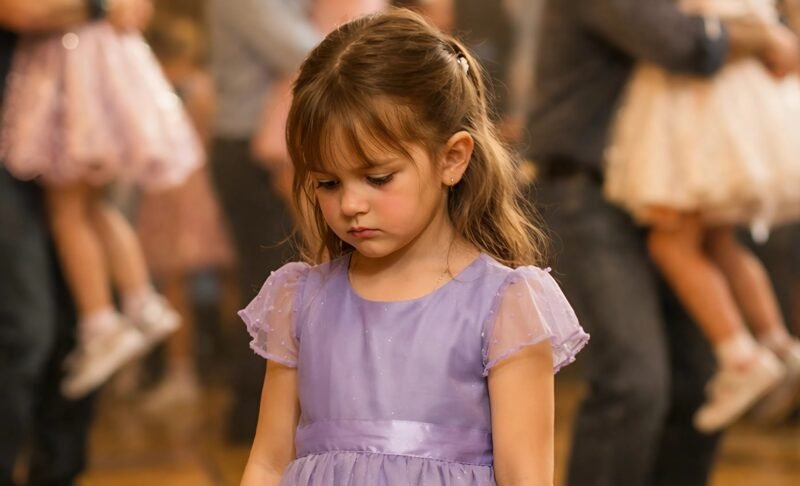 Collega’s lachten een 7-jarig meisje uit omdat haar vader niet was komen opdagen voor de vader-dochteravond… maar toen gebeurde er iets wat niemand ooit zal vergeten 😢💔*