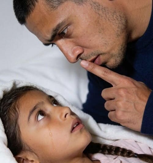 ‘Papa… ik heb zo’n pijn in mijn rug dat ik niet kan slapen… Mama zei dat ik het je niet mocht vertellen…’