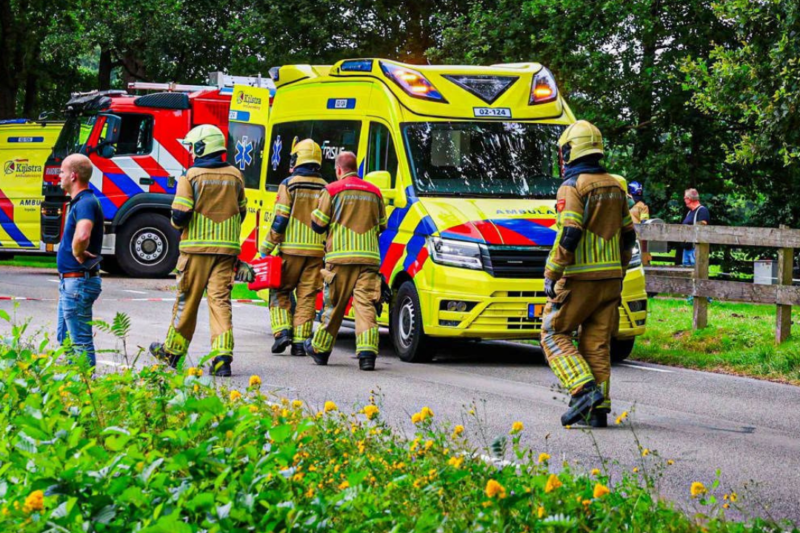 UPDATE: Auto belandt op kop na botsing met busje, traumahelikopter ter plaatse